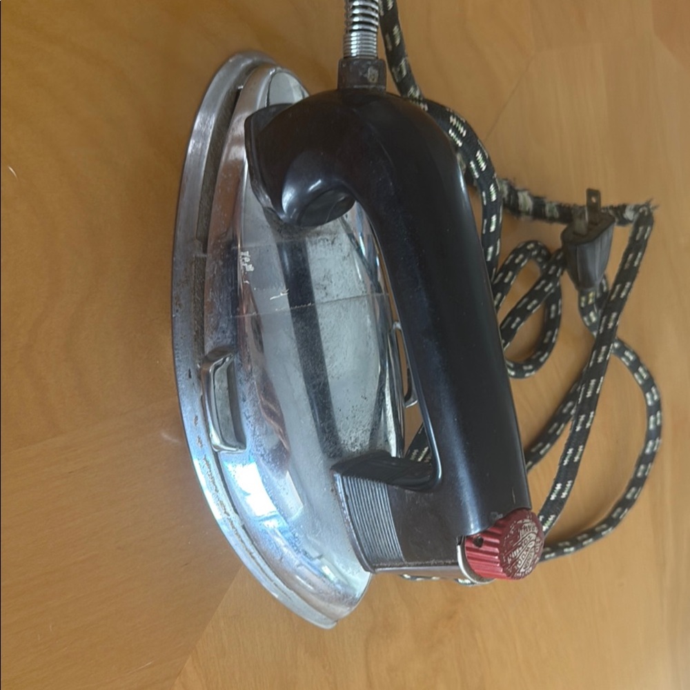General Mills Vintage Silver and Black Iron cloth cord Not working